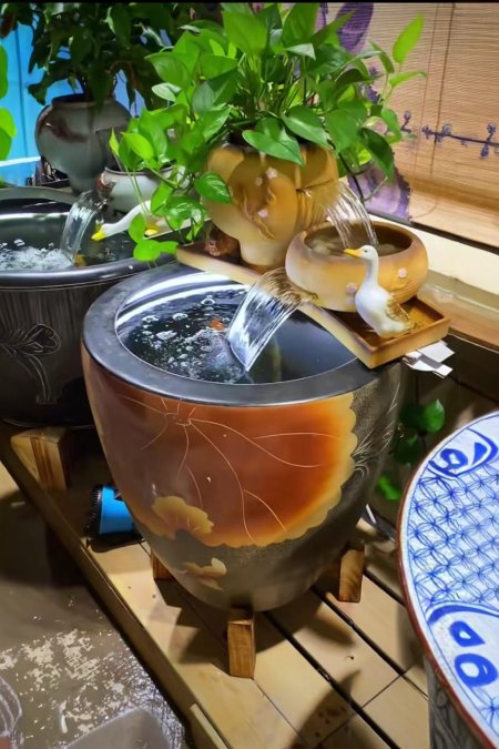 🌼 نافورة فخارية بدرجات البني والبيج مع نبات وإضاءة دافئة